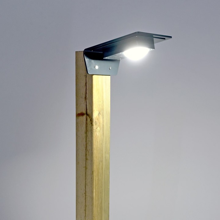 Borne solaire Lagazel KENE 3000 sur fond gris